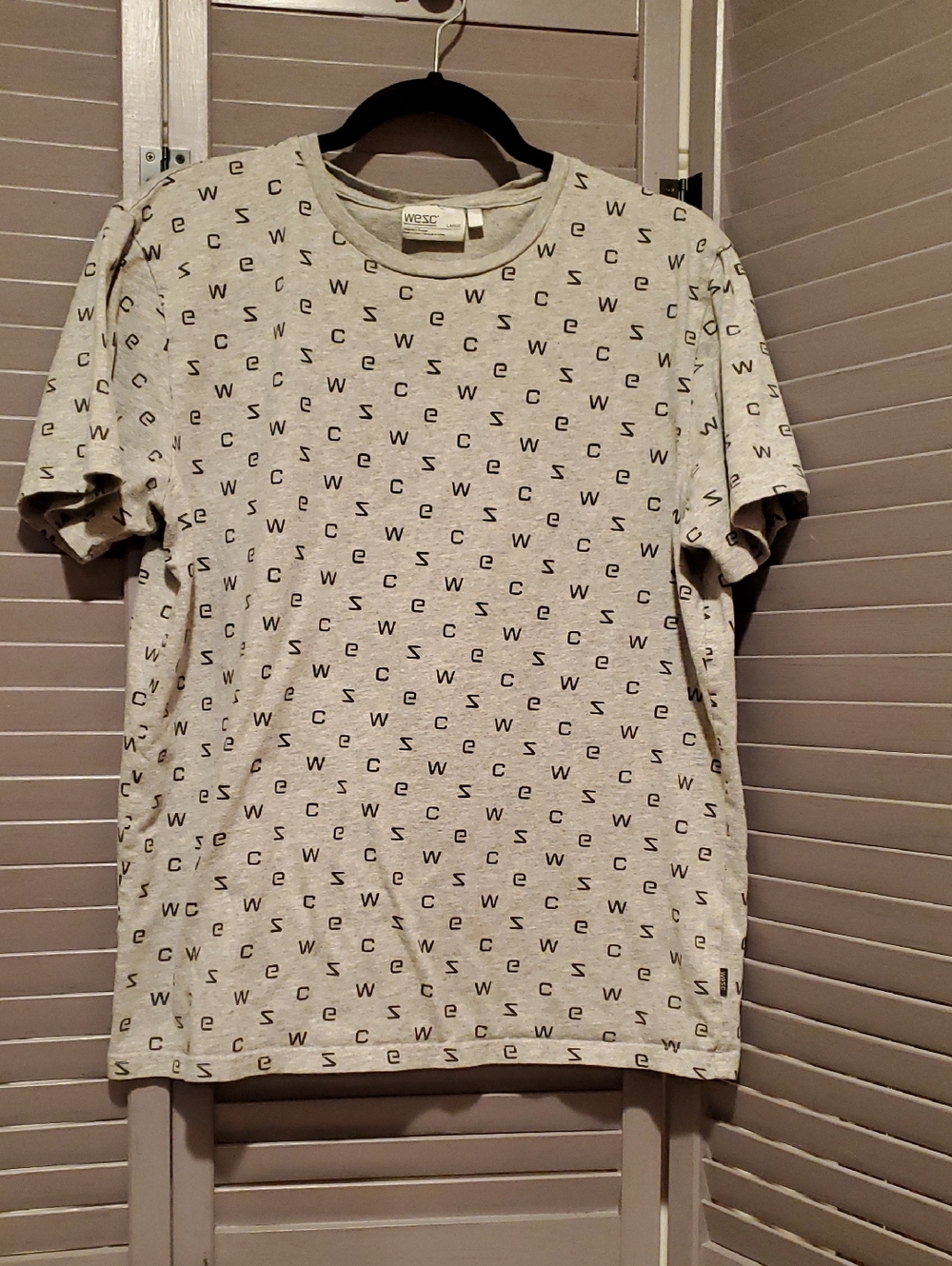 Wesc Men’s Light Gray All-Over Logo Tee Size Large